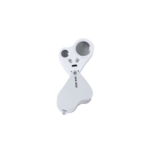 Lupa plegable doble con aumento 30x y 60x, fabricada en resistente metal. Con luces LED integradas y gran potencia de aumento para obtener una visión muy cercana de los detalles más pequeños y ampliación sin distorsión. Ideal para inspeccionar objetos de tamaño reducido, textos, etc. Además, tiene un accesorio para colgar, y viene dentro de un estuche con interior acolchado para una mayor protección. Alimentación a pilas (de botón incluidas), con llave especial para reemplazarlas cuando se agoten. Presentada en caja de cartón negra.