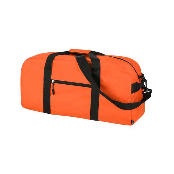 Bolso fabricado en resistente poliéster RPET 600D. Compartimento principal con cierre de cremallera de doble tirador y bolsillo exterior con cierre de cremallera con tirador. Con sas reforzadas alrededor del cuerpo en color negro y empuñadura acolchada a color. Incluye asa de transporte en lateral y cinta bandolera ajustable de doble anclaje de mosquetón. El material RPET se elabora a partir de plástico reciclado, para así fomentar la reutilización de residuos plásticos y ayudar a la sostenibilidad del planeta.