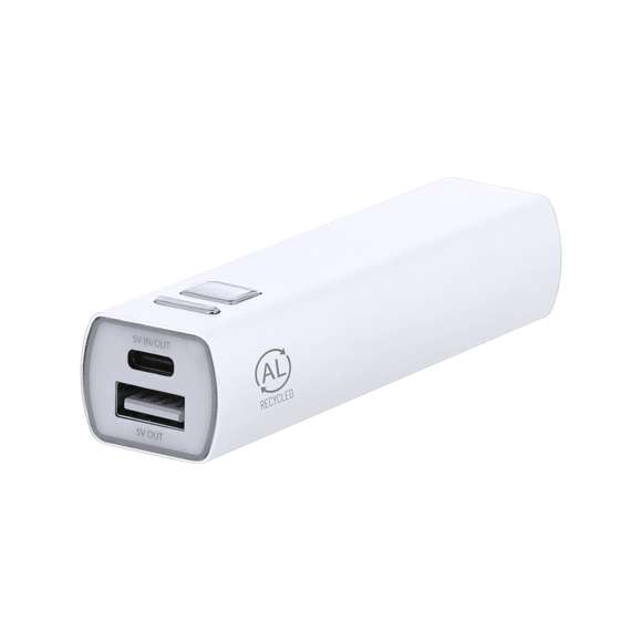 Batería auxiliar externa fabricada en aluminio reciclado, con capacidad de carga de 2600 mAh. Fácil de transportar gracias a su reducido tamaño. Con botón ON/OFF para el control de carga y conectores de entrada/salida Tipo C + salida USB. Incluye luz LED de carga y cable Tipo C. Disponible en variada gama de colores.Las capacidades mostradas en todas nuestras baterías auxiliares externas son reales, incorporando todas ellas baterías de grado A y no recicladas, con una vida útil de al menos 500 ciclos de carga y según normativa CE.El artículo está fabricado conforme a los estándares RoHS, cumpliendo con los siguientes requisitos de seguridad:Sistema de protección contra sobrecarga del dispositivo. Sistema de protección contra descarga completa que proporciona una mayor durabilidad.Sistema de bloqueo para evitar cortocircuitos.Sistema de transferencia de carga constante, acorde con la capacidad del dispositivo de destino.El aluminio reciclado es un material con posibilidades de reciclaje casi infinitas, sin perder sus propiedades originales y consumiendo menos energía en este proceso.Certificación GRS (Global Recycled Standard / Estándar de Reciclaje Global), que garantiza el origen reciclado del material usado para fabricar el producto.