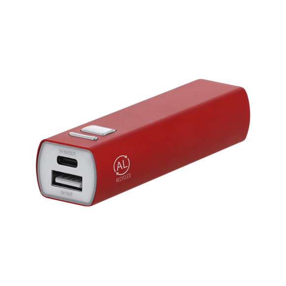 Batería auxiliar externa fabricada en aluminio reciclado, con capacidad de carga de 2600 mAh. Fácil de transportar gracias a su reducido tamaño. Con botón ON/OFF para el control de carga y conectores de entrada/salida Tipo C + salida USB. Incluye luz LED de carga y cable Tipo C. Disponible en variada gama de colores.Las capacidades mostradas en todas nuestras baterías auxiliares externas son reales, incorporando todas ellas baterías de grado A y no recicladas, con una vida útil de al menos 500 ciclos de carga y según normativa CE.El artículo está fabricado conforme a los estándares RoHS, cumpliendo con los siguientes requisitos de seguridad:Sistema de protección contra sobrecarga del dispositivo. Sistema de protección contra descarga completa que proporciona una mayor durabilidad.Sistema de bloqueo para evitar cortocircuitos.Sistema de transferencia de carga constante, acorde con la capacidad del dispositivo de destino.El aluminio reciclado es un material con posibilidades de reciclaje casi infinitas, sin perder sus propiedades originales y consumiendo menos energía en este proceso.Certificación GRS (Global Recycled Standard / Estándar de Reciclaje Global), que garantiza el origen reciclado del material usado para fabricar el producto.