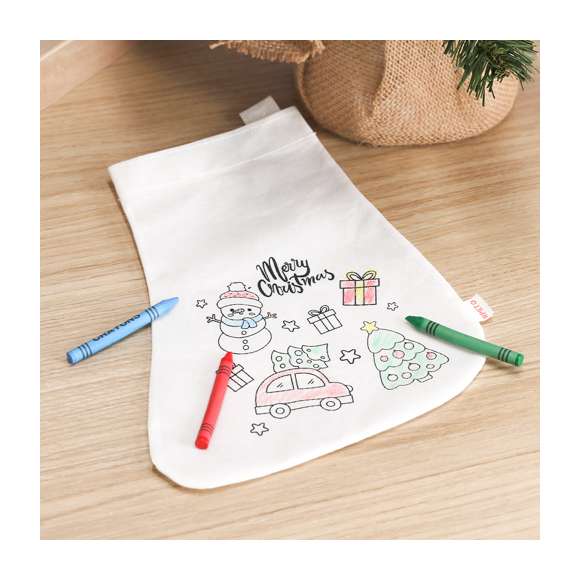 Calcetín de non-woven RPET en color blanco, especialmente diseñado para colorear con ceras. Diseño frontal de divertidos dibujos navideños, incluyendo 5 ceras en variados colores. Con cinta para colgar y de acabado termosellado. Incluye distintivo RPET en etiqueta.El material RPET se elabora a partir de plástico reciclado, para así fomentar la reutilización de residuos plásticos y ayudar a la sostenibilidad del planeta.