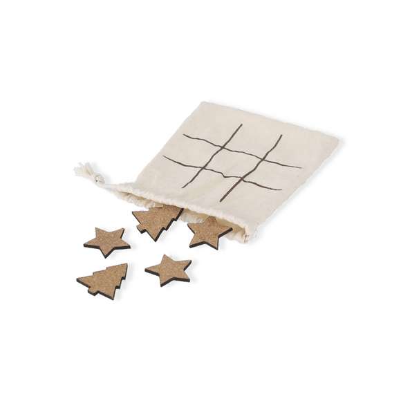 Juego de tres en raya fabricado en corcho natural. Incluye 5 fichas con forma de árbol y 5 fichas con forma de estrella. Presentado en bolsa de algodón con cierre de cordón, facilitando su almacenamiento y convirtiéndose en tablero de juego.Elaborado con elementos vegetales para así fomentar la utilización de materias primas naturales y reducir las emisiones contaminantes.