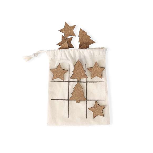 Juego de tres en raya fabricado en corcho natural. Incluye 5 fichas con forma de árbol y 5 fichas con forma de estrella. Presentado en bolsa de algodón con cierre de cordón, facilitando su almacenamiento y convirtiéndose en tablero de juego.Elaborado con elementos vegetales para así fomentar la utilización de materias primas naturales y reducir las emisiones contaminantes.