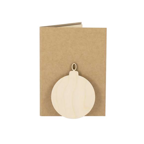 Sostenible y original set de postal navideña con adorno incluido en forma de bola de navidad y cápsula interior con semillas de pino, un regalo respetuoso con el medio ambiente a la vez que sorprendente. Contenido:Postal fabricada en papel de acabado Kraft. Bola de navidad de madera natural con troquelado en el interior. Cápsula de semillas de pino integrada en el interior.Elaborado con elementos vegetales para así fomentar la utilización de materias primas naturales y reducir las emisiones contaminantes.