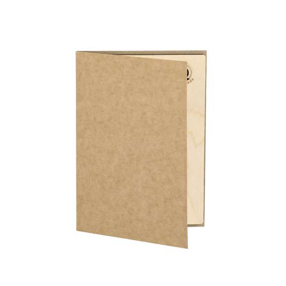 Sostenible y original set de postal navideña con adorno incluido en forma de bola de navidad y cápsula interior con semillas de pino, un regalo respetuoso con el medio ambiente a la vez que sorprendente. Contenido:Postal fabricada en papel de acabado Kraft. Bola de navidad de madera natural con troquelado en el interior. Cápsula de semillas de pino integrada en el interior.Elaborado con elementos vegetales para así fomentar la utilización de materias primas naturales y reducir las emisiones contaminantes.