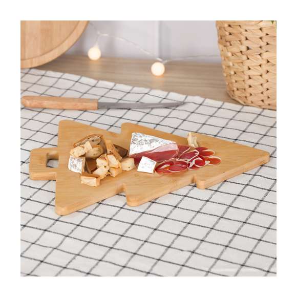 Tabla de cocina con original diseño en forma de árbol de navidad, fabricada en suave bambú y con asa troquelada para un firme manejo, muy fácil de limpiar y guardar. Materiales como el bambú fomentan la utilización de materias primas naturales reduciendo las emisiones contaminantes. Además, el bambú proviene de una planta de gran resistencia y versatilidad, con crecimiento y regeneración rápida, siendo una excelente alternativa al uso de madera tradicional.