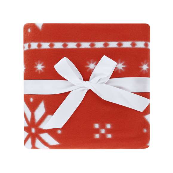 Manta de 130x160 cm fabricada en suave poliéster RPET. Original diseño de navidad de color rojo con motivos navideños en blanco. En suave y cálido material polar fleece de 200g/m2 con tratamiento anti-pilling. Distintivo RPET en etiqueta. Presentada en cartón de color blanco, con lazo a juego. El material RPET se elabora a partir de plástico reciclado, para así fomentar la reutilización de residuos plásticos y ayudar a la sostenibilidad del planeta.