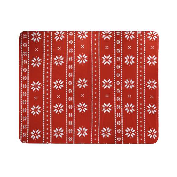 Manta de 130x160 cm fabricada en suave poliéster RPET. Original diseño de navidad de color rojo con motivos navideños en blanco. En suave y cálido material polar fleece de 200g/m2 con tratamiento anti-pilling. Distintivo RPET en etiqueta. Presentada en cartón de color blanco, con lazo a juego. El material RPET se elabora a partir de plástico reciclado, para así fomentar la reutilización de residuos plásticos y ayudar a la sostenibilidad del planeta.
