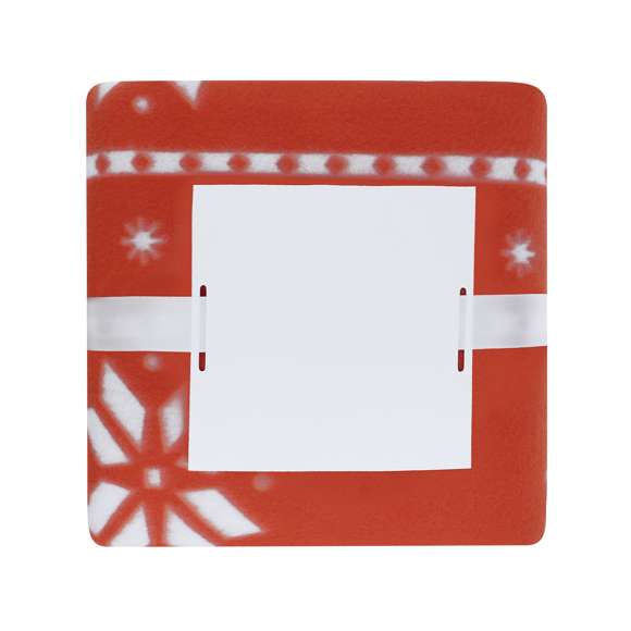 Manta de 130x160 cm fabricada en suave poliéster RPET. Original diseño de navidad de color rojo con motivos navideños en blanco. En suave y cálido material polar fleece de 200g/m2 con tratamiento anti-pilling. Distintivo RPET en etiqueta. Presentada en cartón de color blanco, con lazo a juego. El material RPET se elabora a partir de plástico reciclado, para así fomentar la reutilización de residuos plásticos y ayudar a la sostenibilidad del planeta.