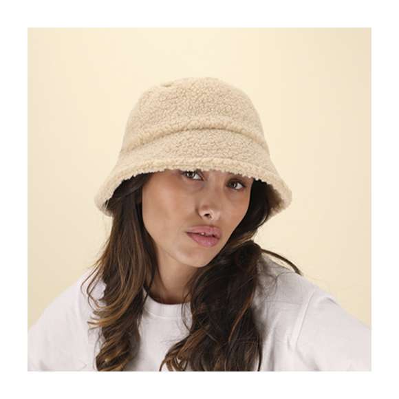 Gorro de suave tacto y acabado borrego, fabricado en cálido material sherpa. Incluye cordón interior para un ajuste perfecto.