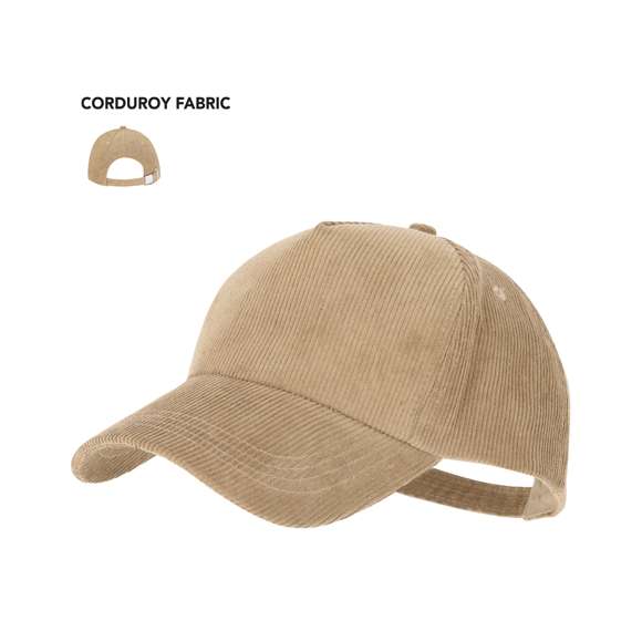 Gorra de 5 paneles fabricada en resistente poliéster efecto pana. Con orificios de ventilación bordados y cierre trasero ajustable de hebilla metálica. Disponible en variada gama de colores.