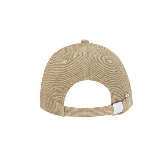 Gorra de 5 paneles fabricada en resistente poliéster efecto pana. Con orificios de ventilación bordados y cierre trasero ajustable de hebilla metálica. Disponible en variada gama de colores.