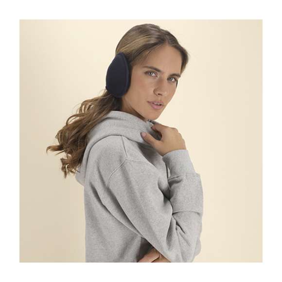 Cálida orejera fabricada en suave poliéster. Con interior en agradable poliéster color negro. Estructura adaptable para ajustar. Estructura adaptable para un ajuste perfecto, proporcionando comodidad y calidez en los días más fríos.