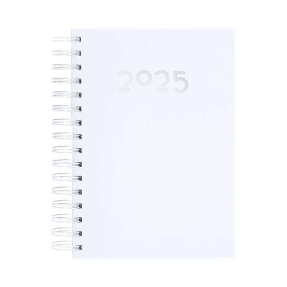 Agenda de anillas tamaño A5, acabada en resistente y suave PU. Con cubiertas rígidas. Incluye caja kraft de presentación.Diseño página día y páginas con esquina troquelada para marcar el día. En 2 idiomas: castellano e inglés.