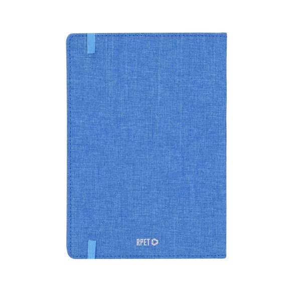 Agenda de tamaño A5 fabricada en suave poliéster RPET. Con cubiertas rígidas. Incluye caja kraft de presentación. Cuenta con distintivo RPET.Diseño página día, zona de anotaciones y marcapáginas de tela. En 2 idiomas: castellano e inglés. El material RPET se elabora a partir de plástico reciclado, para así fomentar la reutilización de residuos plásticos y ayudar a la sostenibilidad del planeta.