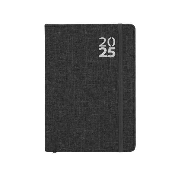 Agenda de tamaño A5 fabricada en suave poliéster RPET. Con cubiertas rígidas. Incluye caja kraft de presentación. Cuenta con distintivo RPET.Diseño página día, zona de anotaciones y marcapáginas de tela. En 2 idiomas: castellano e inglés. El material RPET se elabora a partir de plástico reciclado, para así fomentar la reutilización de residuos plásticos y ayudar a la sostenibilidad del planeta.