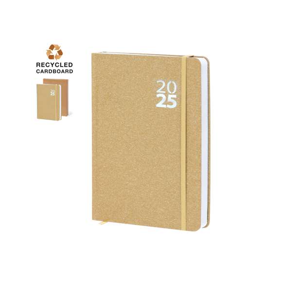 Agenda de tamaño A5 en Cartón Reciclado. Con cubiertas rígidas y elástico de cierre a juego. Incluye caja kraft de presentación. Con distintitivo ECO.Diseño página día, zona de anotaciones y marcapáginas de tela. En 2 idiomas: castellano e inglés. El Cartón Reciclado proviene del reaprovechamiento de excedente de fabricaciones y reciclaje de papel en el final de su vida útil, convirtiéndose en un lienzo ecológico y sostenible.