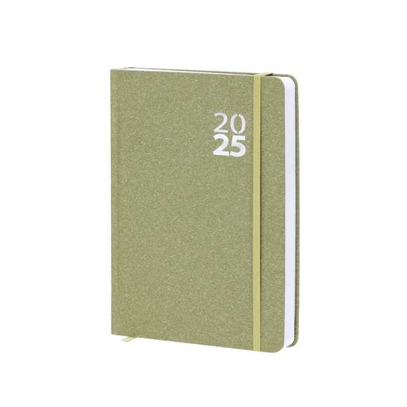 Agenda de tamaño A5 en Cartón Reciclado. Con cubiertas rígidas y elástico de cierre a juego. Incluye caja kraft de presentación. Con distintitivo ECO.Diseño página día, zona de anotaciones y marcapáginas de tela. En 2 idiomas: castellano e inglés. El Cartón Reciclado proviene del reaprovechamiento de excedente de fabricaciones y reciclaje de papel en el final de su vida útil, convirtiéndose en un lienzo ecológico y sostenible.