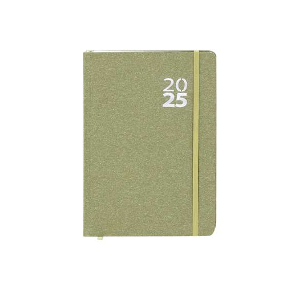 Agenda de tamaño A5 en Cartón Reciclado. Con cubiertas rígidas y elástico de cierre a juego. Incluye caja kraft de presentación. Con distintitivo ECO.Diseño página día, zona de anotaciones y marcapáginas de tela. En 2 idiomas: castellano e inglés. El Cartón Reciclado proviene del reaprovechamiento de excedente de fabricaciones y reciclaje de papel en el final de su vida útil, convirtiéndose en un lienzo ecológico y sostenible.