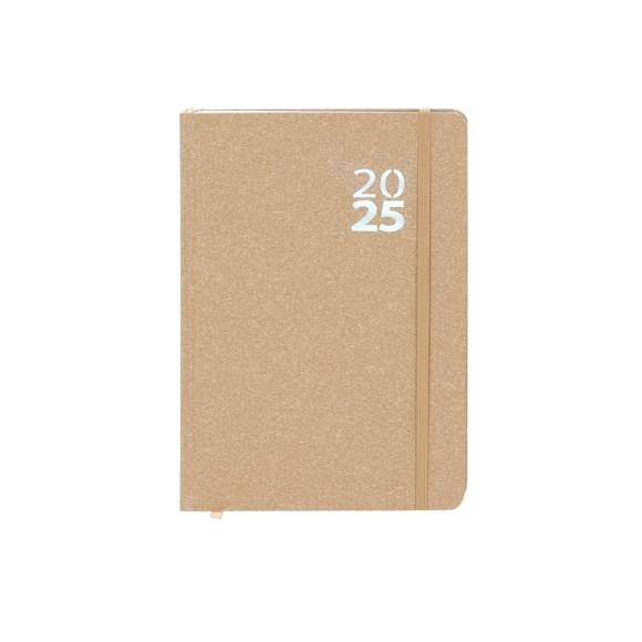 Agenda de tamaño A5 en Cartón Reciclado. Con cubiertas rígidas y elástico de cierre a juego. Incluye caja kraft de presentación. Con distintitivo ECO.Diseño página día, zona de anotaciones y marcapáginas de tela. En 2 idiomas: castellano e inglés. El Cartón Reciclado proviene del reaprovechamiento de excedente de fabricaciones y reciclaje de papel en el final de su vida útil, convirtiéndose en un lienzo ecológico y sostenible.