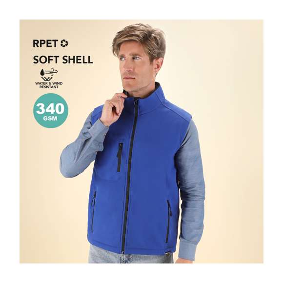 Chaleco Soft Shell RPET confeccionado en 3 capas, de 340 g/m2. Con membrana de 8000mm, impermeable y transpirable. Exterior en Soft Shell e interior en tejido polar microfleece en color negro. Con bolsillo exterior en pecho derecho y dos bolsillos laterales con cremalleras. Con cremallera central y cremalleras invertidas en bolsillos, incluyendo tiradores de cordón en color negro. Cuenta con protector de barbilla a juego y cintura ajustable, con cordón elástico y tope. Distintivo RPET en el ribete de la prenda.