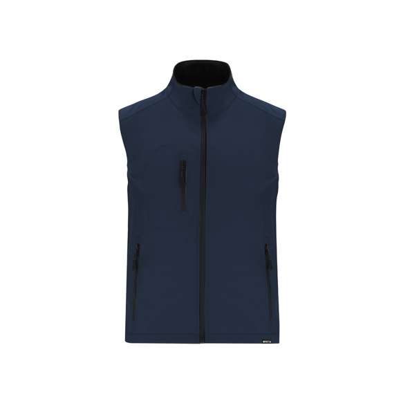 Chaleco Soft Shell RPET confeccionado en 3 capas, de 340 g/m2. Con membrana de 8000mm, impermeable y transpirable. Exterior en Soft Shell e interior en tejido polar microfleece en color negro. Con bolsillo exterior en pecho derecho y dos bolsillos laterales con cremalleras. Con cremallera central y cremalleras invertidas en bolsillos, incluyendo tiradores de cordón en color negro. Cuenta con protector de barbilla a juego y cintura ajustable, con cordón elástico y tope. Distintivo RPET en el ribete de la prenda.