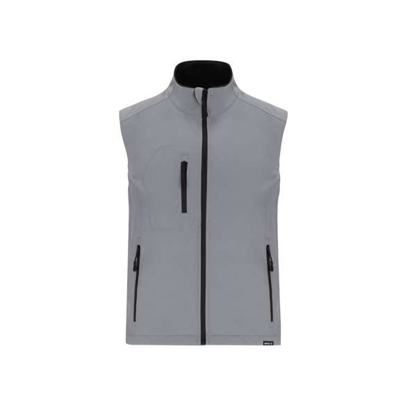 Chaleco Soft Shell RPET confeccionado en 3 capas, de 340 g/m2. Con membrana de 8000mm, impermeable y transpirable. Exterior en Soft Shell e interior en tejido polar microfleece en color negro. Con bolsillo exterior en pecho derecho y dos bolsillos laterales con cremalleras. Con cremallera central y cremalleras invertidas en bolsillos, incluyendo tiradores de cordón en color negro. Cuenta con protector de barbilla a juego y cintura ajustable, con cordón elástico y tope. Distintivo RPET en el ribete de la prenda.