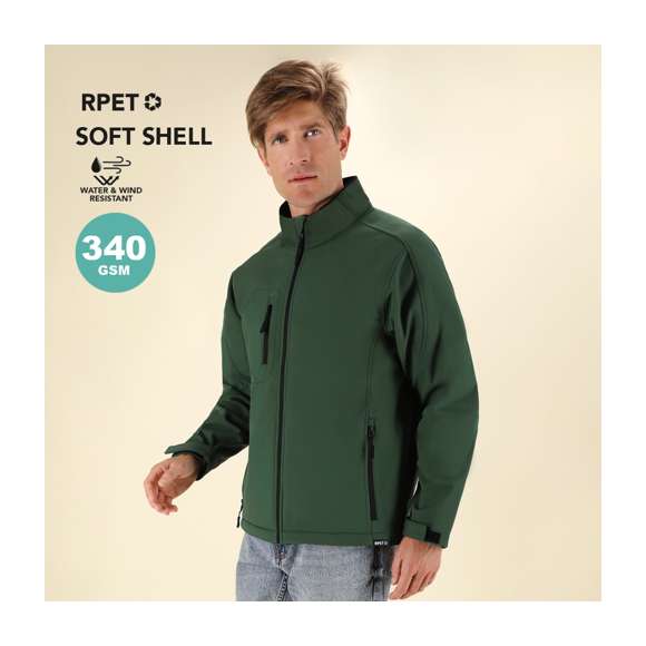 Chaqueta Soft Shell RPET confeccionada en 3 capas, de 340 g/m2. Con membrana de 8000mm, impermeable y transpirable. Exterior en Soft Shell e interior en tejido polar microfleece en color negro. Con bolsillo exterior en pecho derecho y dos bolsillos laterales con cremalleras. Con cremallera central y cremalleras invertidas en bolsillos, incluyendo tiradores de cordón en color negro. Mangas ranglán con sistema de ajuste de velcro en el puño en color negro. Cuenta con protector de barbilla a juego y cintura ajustable, con cordón elástico y tope. Distintivo RPET en el ribete de la prenda.