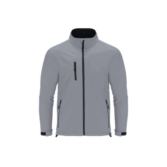 Chaqueta Soft Shell RPET confeccionada en 3 capas, de 340 g/m2. Con membrana de 8000mm, impermeable y transpirable. Exterior en Soft Shell e interior en tejido polar microfleece en color negro. Con bolsillo exterior en pecho derecho y dos bolsillos laterales con cremalleras. Con cremallera central y cremalleras invertidas en bolsillos, incluyendo tiradores de cordón en color negro. Mangas ranglán con sistema de ajuste de velcro en el puño en color negro. Cuenta con protector de barbilla a juego y cintura ajustable, con cordón elástico y tope. Distintivo RPET en el ribete de la prenda.