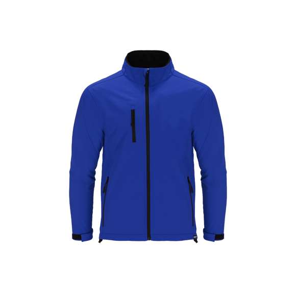 Chaqueta Soft Shell RPET confeccionada en 3 capas, de 340 g/m2. Con membrana de 8000mm, impermeable y transpirable. Exterior en Soft Shell e interior en tejido polar microfleece en color negro. Con bolsillo exterior en pecho derecho y dos bolsillos laterales con cremalleras. Con cremallera central y cremalleras invertidas en bolsillos, incluyendo tiradores de cordón en color negro. Mangas ranglán con sistema de ajuste de velcro en el puño en color negro. Cuenta con protector de barbilla a juego y cintura ajustable, con cordón elástico y tope. Distintivo RPET en el ribete de la prenda.