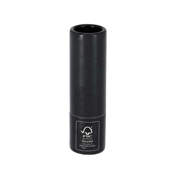 Bálsamo labial fabricado en cartón reciclado con certificado FSC. Aroma vainilla. Protección SPF15. Dermatológicamente testado. Distintivo FSC sobre el envase.