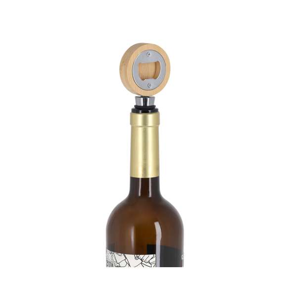 Práctico tapón para botellas con abridor integrado. Fabricado en bambú y acero inox. Incluye aros de silicona en el tapón para un ajuste perfecto al cuello de la botella.Materiales como el bambú fomentan la utilización de materias primas naturales reduciendo las emisiones contaminantes. Además, el bambú proviene de una planta de gran resistencia y versatilidad, con crecimiento y regeneración rápida, siendo una excelente alternativa al uso de madera tradicional.