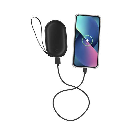 Batería auxiliar externa con función Calienta Manos. Fabricada en aluminio. Dispone de botón frontal ON/OFF que desprende un agradable calor, con 3 modos de intensidad. Incluye cinta para muñeca y 3 indicadores de nivel de carga. De 4000mAh. Con conexión de entrada y salida Tipo C -cable incluido- y salida USB para cargar cualquier dispositivo. Tipo C Entrada/Salida: 5V DC 2.4A1 Salida USB: 5V DC 2.4ALas capacidades mostradas en todas nuestras baterías auxiliares externas son reales, incorporando todas ellas baterías de grado A y no recicladas, con una vida útil de al menos 500 ciclos de carga y según normativa CE. Además, están fabricadas conforme a los estándares RoHS y en cumplimiento con los siguientes requisitos de seguridad:Sistema de protección contra sobrecarga del power bank. Sistema de protección contra descarga completa que proporciona una mayor durabilidad del power bank. Sistema de bloqueo para evitar cortocircuitos. Sistema de transferencia de carga constante, acorde con la capacidad del dispositivo de destino.