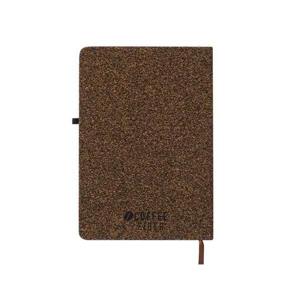 Bloc de notas fabricada en combinación de fibra de café y corcho. Con tapas rígidas y 80 hojas kraft recicladas con disposición a una raya. Incluye marcapáginas a juego y soporte elástico para bolígrafo. Con distintivo fibra de café en contraportada.La fibra de café es una solución circular que se obtiene de la utilización de los residuos producidos en la obtención del café. Una alternativa sostenible que favorece la reducción del uso de plásticos, ahorrando energía en su proceso de fabricación y contribuyendo al cuidado del medio ambiente.