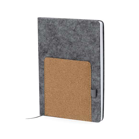 Bloc de notas de tapas rígidas, elaboradas en fieltro RPET. Incluye bolsillo de corcho cosido en portada. Contiene 80 páginas de disposición a una raya, marcapáginas y soporte elástico para bolígrafo a juego. Distintivo RPET en contraportada. El material RPET se elabora a partir de plástico reciclado, para así fomentar la reutilización de residuos plásticos y ayudar a la sostenibilidad del planeta.