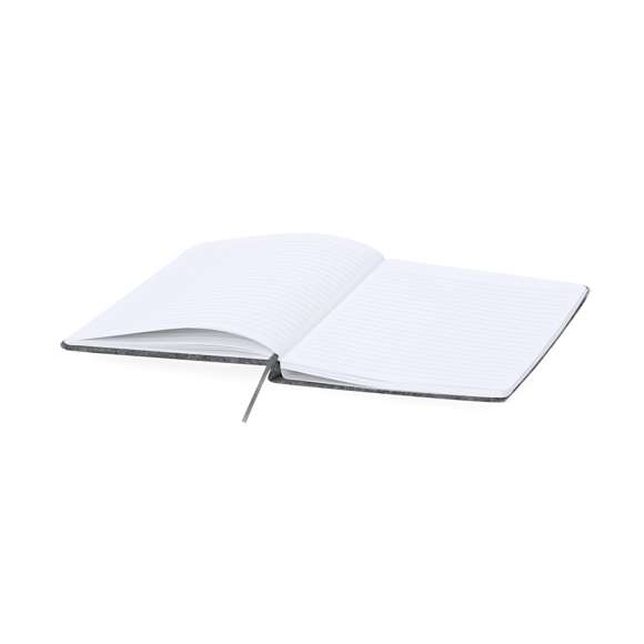 Bloc de notas de tapas rígidas, elaboradas en fieltro RPET. Incluye bolsillo de corcho cosido en portada. Contiene 80 páginas de disposición a una raya, marcapáginas y soporte elástico para bolígrafo a juego. Distintivo RPET en contraportada. El material RPET se elabora a partir de plástico reciclado, para así fomentar la reutilización de residuos plásticos y ayudar a la sostenibilidad del planeta.