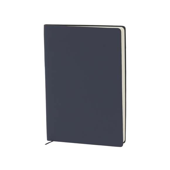 Bloc de notas con tapas blandas fabricadas en PU reciclada. Interior con 80 hojas color crema de disposición a una raya. Incluye marcapáginas a juego. Con distintivo PU Reciclada. La PU reciclada destaca por su resistencia y elasticidad. Este material reciclado y reciclable es una opción sostenible que rescata las fibras desechadas en los procesos de fabricación, minimizando así el desperdicio de material y contribuyendo a su vez a reducir el impacto ambiental, manteniendo a la vez sus propiedades originales.