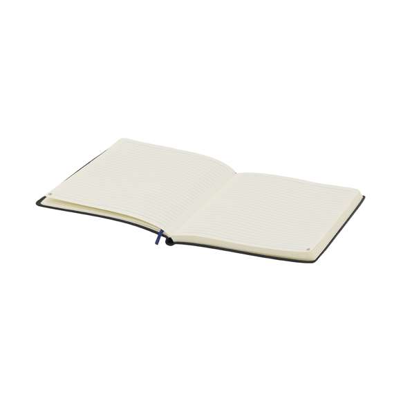 Bloc de notas con tapas blandas fabricadas en PU reciclada. Interior con 80 hojas color crema de disposición a una raya. Incluye marcapáginas a juego. Con distintivo PU Reciclada. La PU reciclada destaca por su resistencia y elasticidad. Este material reciclado y reciclable es una opción sostenible que rescata las fibras desechadas en los procesos de fabricación, minimizando así el desperdicio de material y contribuyendo a su vez a reducir el impacto ambiental, manteniendo a la vez sus propiedades originales.