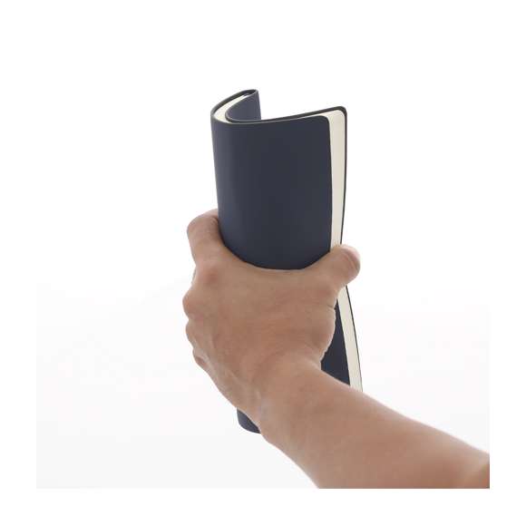 Bloc de notas con tapas blandas fabricadas en PU reciclada. Interior con 80 hojas color crema de disposición a una raya. Incluye marcapáginas a juego. Con distintivo PU Reciclada. La PU reciclada destaca por su resistencia y elasticidad. Este material reciclado y reciclable es una opción sostenible que rescata las fibras desechadas en los procesos de fabricación, minimizando así el desperdicio de material y contribuyendo a su vez a reducir el impacto ambiental, manteniendo a la vez sus propiedades originales.