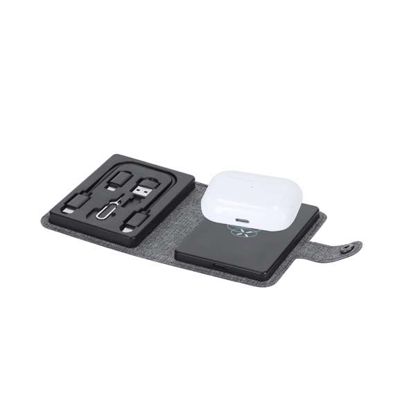 Completa base cargadora fabricada en 300D RPET. Estuche con cierre de corchete incluyendo base cargadora inalámbrica Qi para smartphone, auriculares y smartwatch. Contiene cable de conexión Tipo C en ambos extremos, además de adaptadores USB y lightning/micro USB. El set lo completa un eyector de tarjeta SIM y un compartimento para guardar una tarjeta Micro SIM. Con distintivo RPET.El material RPET se elabora a partir de plástico reciclado, para así fomentar la reutilización de residuos plásticos y ayudar a la sostenibilidad del planeta.