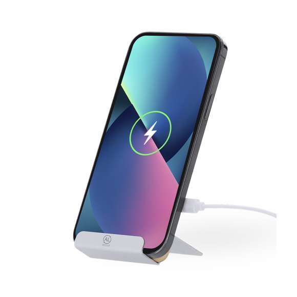 Cargador inalámbrico 15W con función soporte para smartphone fabricado en bambú y Aluminio Reciclado. Indicador LED de estado de carga y compatible con dispositivos equipados con tecnología de carga inalámbrica, incluye cable tipo C. Con distintivo aluminio reciclado.Materiales como el bambú fomentan la utilización de materias primas naturales reduciendo las emisiones contaminantes. Además, el bambú proviene de una planta de gran resistencia y versatilidad, con crecimiento y regeneración rápida, siendo una excelente alternativa al uso de madera tradicional.El aluminio reciclado es un material con posibilidades de reciclaje casi infinitas, sin perder sus propiedades originales y consumiendo menos energía en este proceso.Certificación GRS (Global Recycled Standard / Estándar de Reciclaje Global), que garantiza el origen reciclado del material usado para fabricar el producto.Fabricado conforme a los estándares RoHS y en cumplimiento con los siguientes requisitos de seguridad:Sistema de protección contra sobrecalentamiento. Sistema de protección contra sobrecarga. Sistema de bloqueo para evitar cortocircuitos.