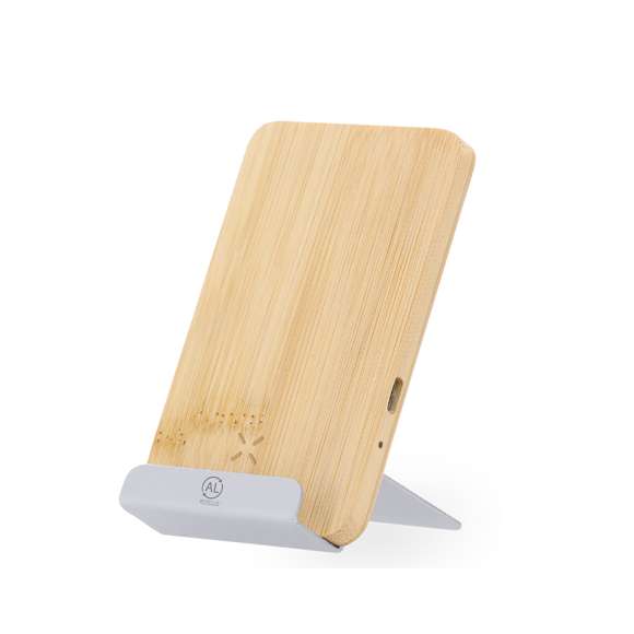 Cargador inalámbrico 15W con función soporte para smartphone fabricado en bambú y Aluminio Reciclado. Indicador LED de estado de carga y compatible con dispositivos equipados con tecnología de carga inalámbrica, incluye cable tipo C. Con distintivo aluminio reciclado.Materiales como el bambú fomentan la utilización de materias primas naturales reduciendo las emisiones contaminantes. Además, el bambú proviene de una planta de gran resistencia y versatilidad, con crecimiento y regeneración rápida, siendo una excelente alternativa al uso de madera tradicional.El aluminio reciclado es un material con posibilidades de reciclaje casi infinitas, sin perder sus propiedades originales y consumiendo menos energía en este proceso.Certificación GRS (Global Recycled Standard / Estándar de Reciclaje Global), que garantiza el origen reciclado del material usado para fabricar el producto.Fabricado conforme a los estándares RoHS y en cumplimiento con los siguientes requisitos de seguridad:Sistema de protección contra sobrecalentamiento. Sistema de protección contra sobrecarga. Sistema de bloqueo para evitar cortocircuitos.