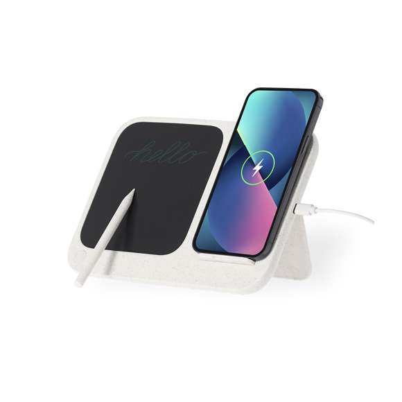Cargador inalámbrico de 15W con pizarra digital integrada, fabricado en caña de trigo y bambú. Con función de soporte para smartphone compatible con dispositivos equipados con tecnología de carga inalámbrica Qi e indicador de estado de carga. Cuenta con pizarra tablet LCD de 6 pulgadas e incluye lápiz , botón de borrado y bloqueo anti borrado. Materiales como el bambú fomentan la utilización de materias primas naturales reduciendo las emisiones contaminantes. Además, el bambú proviene de una planta de gran resistencia y versatilidad, con crecimiento y regeneración rápida, siendo una excelente alternativa al uso de madera tradicional.La caña de trigo fomenta la utilización de materias primas naturales, reduciendo así las emisiones contaminantes.Fabricado conforme a los estándares RoHS y en cumplimiento con los siguientes requisitos de seguridad:Sistema de protección contra sobrecalentamiento. Sistema de protección contra sobrecarga. Sistema de bloqueo para evitar cortocircuitos.