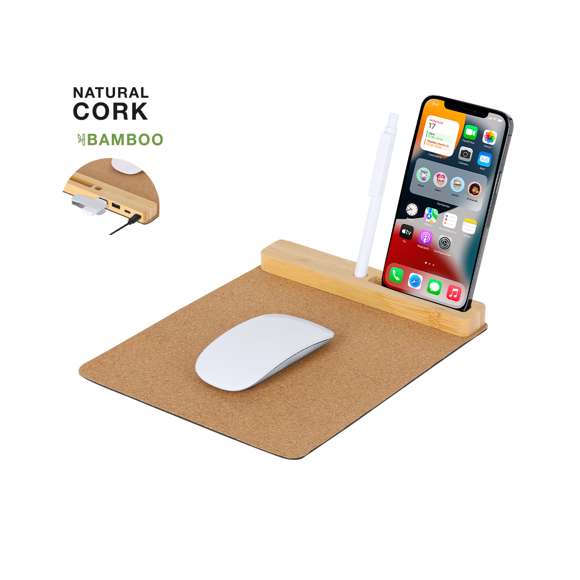 Alfombrilla multifunción fabricada en combinación de suave corcho y bambú. Flexible y con entrada Tipo C -cable incluido-, una salida Tipo C, y dos salidas USB; con función de sincronización de datos. Incluye soporte para smartphone y soporte para bolígrafos en la base de bambú. Es antideslizante y estable, garantizando una confortable experiencia de uso.Elaborado con elementos vegetales para así fomentar la utilización de materias primas naturales y reducir las emisiones contaminantes.Materiales como el bambú fomentan la utilización de materias primas naturales reduciendo las emisiones contaminantes. Además, el bambú proviene de una planta de gran resistencia y versatilidad, con crecimiento y regeneración rápida, siendo una excelente alternativa al uso de madera tradicional.