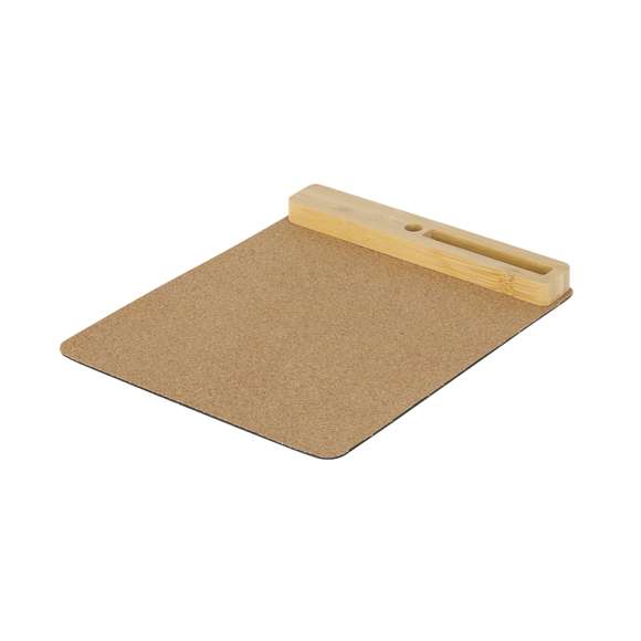 Alfombrilla multifunción fabricada en combinación de suave corcho y bambú. Flexible y con entrada Tipo C -cable incluido-, una salida Tipo C, y dos salidas USB; con función de sincronización de datos. Incluye soporte para smartphone y soporte para bolígrafos en la base de bambú. Es antideslizante y estable, garantizando una confortable experiencia de uso.Elaborado con elementos vegetales para así fomentar la utilización de materias primas naturales y reducir las emisiones contaminantes.Materiales como el bambú fomentan la utilización de materias primas naturales reduciendo las emisiones contaminantes. Además, el bambú proviene de una planta de gran resistencia y versatilidad, con crecimiento y regeneración rápida, siendo una excelente alternativa al uso de madera tradicional.