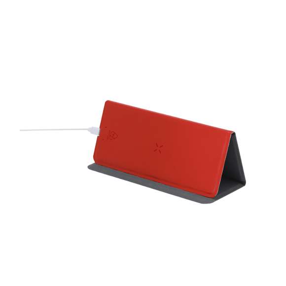 Alfombrilla plegable fabricada en suave PU Reciclada. Con cargador inalámbrico integrado de 10W. Compatible con dispositivos equipados con tecnología de carga inalámbrica. Base antideslizante y soporte multiposición para smartphone. Disponible en variados colores lisos. Con distintivo PU reciclado.La PU reciclada destaca por su resistencia y elasticidad. Este material reciclado y reciclable es una opción sostenible que rescata las fibras desechadas en los procesos de fabricación, minimizando así el desperdicio de material y contribuyendo a su vez a reducir el impacto ambiental, manteniendo a la vez sus propiedades originales.Fabricado conforme a los estándares RoHS y en cumplimiento con los siguientes requisitos de seguridad:Sistema de protección contra sobrecalentamiento. Sistema de protección contra sobrecarga. Sistema de bloqueo para evitar cortocircuitos.