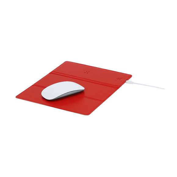 Alfombrilla plegable fabricada en suave PU Reciclada. Con cargador inalámbrico integrado de 10W. Compatible con dispositivos equipados con tecnología de carga inalámbrica. Base antideslizante y soporte multiposición para smartphone. Disponible en variados colores lisos. Con distintivo PU reciclado.La PU reciclada destaca por su resistencia y elasticidad. Este material reciclado y reciclable es una opción sostenible que rescata las fibras desechadas en los procesos de fabricación, minimizando así el desperdicio de material y contribuyendo a su vez a reducir el impacto ambiental, manteniendo a la vez sus propiedades originales.Fabricado conforme a los estándares RoHS y en cumplimiento con los siguientes requisitos de seguridad:Sistema de protección contra sobrecalentamiento. Sistema de protección contra sobrecarga. Sistema de bloqueo para evitar cortocircuitos.