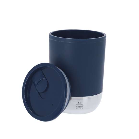 Vaso térmico de 290 ml de capacidad. Fabricado en resistente PP Reciclado de doble pared en combinación con base en Acero Inox Reciclado. Tapa con dosificador de fácil apertura, libre de BPA. Es ideal para tener en tu escritorio, mesa o en cualquier superficie donde disfrutar tranquilamente de tu bebida favorita. Con certificación Food Grade, garantizando la seguridad cuando los alimentos entran en contacto con el material usado para fabricar el producto. Con distintivo de Acero Inox Reciclado. El PP reciclado es un plástico reciclado y altamente reciclable, de gran resistencia y apto para multitud de aplicaciones.El acero es uno de los materiales más demandados y que puede encontrarse casi en todas partes, desde productos de uso diario a grandes construcciones. Con innumerables propiedades, entre las que cabe destacar la durabilidad y su alto grado de reutilización, convirtiéndolo en una alternativa muy valorada en soluciones de sostenibilidad. Debidamente tratado, permite obtener nuevos recursos de infinita utilización.