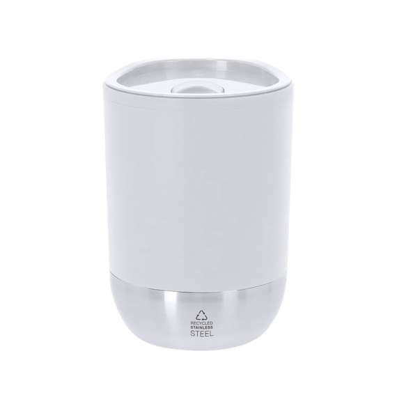 Vaso térmico de 290 ml de capacidad. Fabricado en resistente PP Reciclado de doble pared en combinación con base en Acero Inox Reciclado. Tapa con dosificador de fácil apertura, libre de BPA. Es ideal para tener en tu escritorio, mesa o en cualquier superficie donde disfrutar tranquilamente de tu bebida favorita. Con certificación Food Grade, garantizando la seguridad cuando los alimentos entran en contacto con el material usado para fabricar el producto. Con distintivo de Acero Inox Reciclado. El PP reciclado es un plástico reciclado y altamente reciclable, de gran resistencia y apto para multitud de aplicaciones.El acero es uno de los materiales más demandados y que puede encontrarse casi en todas partes, desde productos de uso diario a grandes construcciones. Con innumerables propiedades, entre las que cabe destacar la durabilidad y su alto grado de reutilización, convirtiéndolo en una alternativa muy valorada en soluciones de sostenibilidad. Debidamente tratado, permite obtener nuevos recursos de infinita utilización.