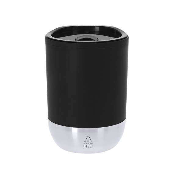 Vaso térmico de 290 ml de capacidad. Fabricado en resistente PP Reciclado de doble pared en combinación con base en Acero Inox Reciclado. Tapa con dosificador de fácil apertura, libre de BPA. Es ideal para tener en tu escritorio, mesa o en cualquier superficie donde disfrutar tranquilamente de tu bebida favorita. Con certificación Food Grade, garantizando la seguridad cuando los alimentos entran en contacto con el material usado para fabricar el producto. Con distintivo de Acero Inox Reciclado. El PP reciclado es un plástico reciclado y altamente reciclable, de gran resistencia y apto para multitud de aplicaciones.El acero es uno de los materiales más demandados y que puede encontrarse casi en todas partes, desde productos de uso diario a grandes construcciones. Con innumerables propiedades, entre las que cabe destacar la durabilidad y su alto grado de reutilización, convirtiéndolo en una alternativa muy valorada en soluciones de sostenibilidad. Debidamente tratado, permite obtener nuevos recursos de infinita utilización.